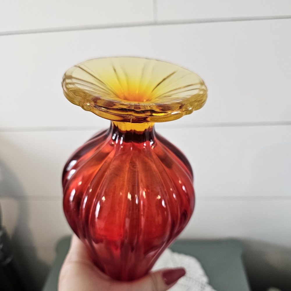 Elegant "Vintage" L.E. Smith Red Swung Glass Vase - Picture 9 of 15
